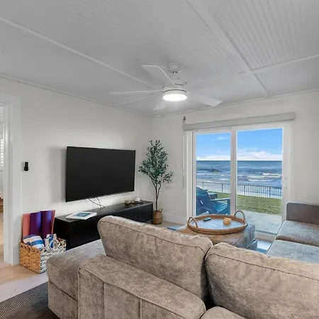 Sunrise Villa Renovated Ocean Front Condo Steps To Beach & Pool